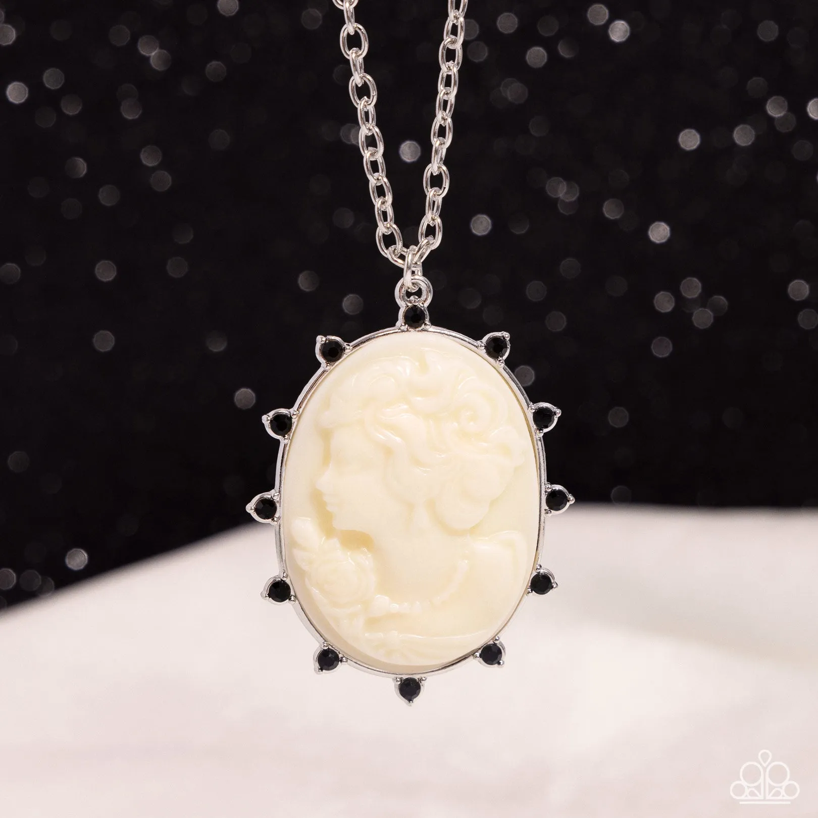 Necklaces Romantic Artistry - Black