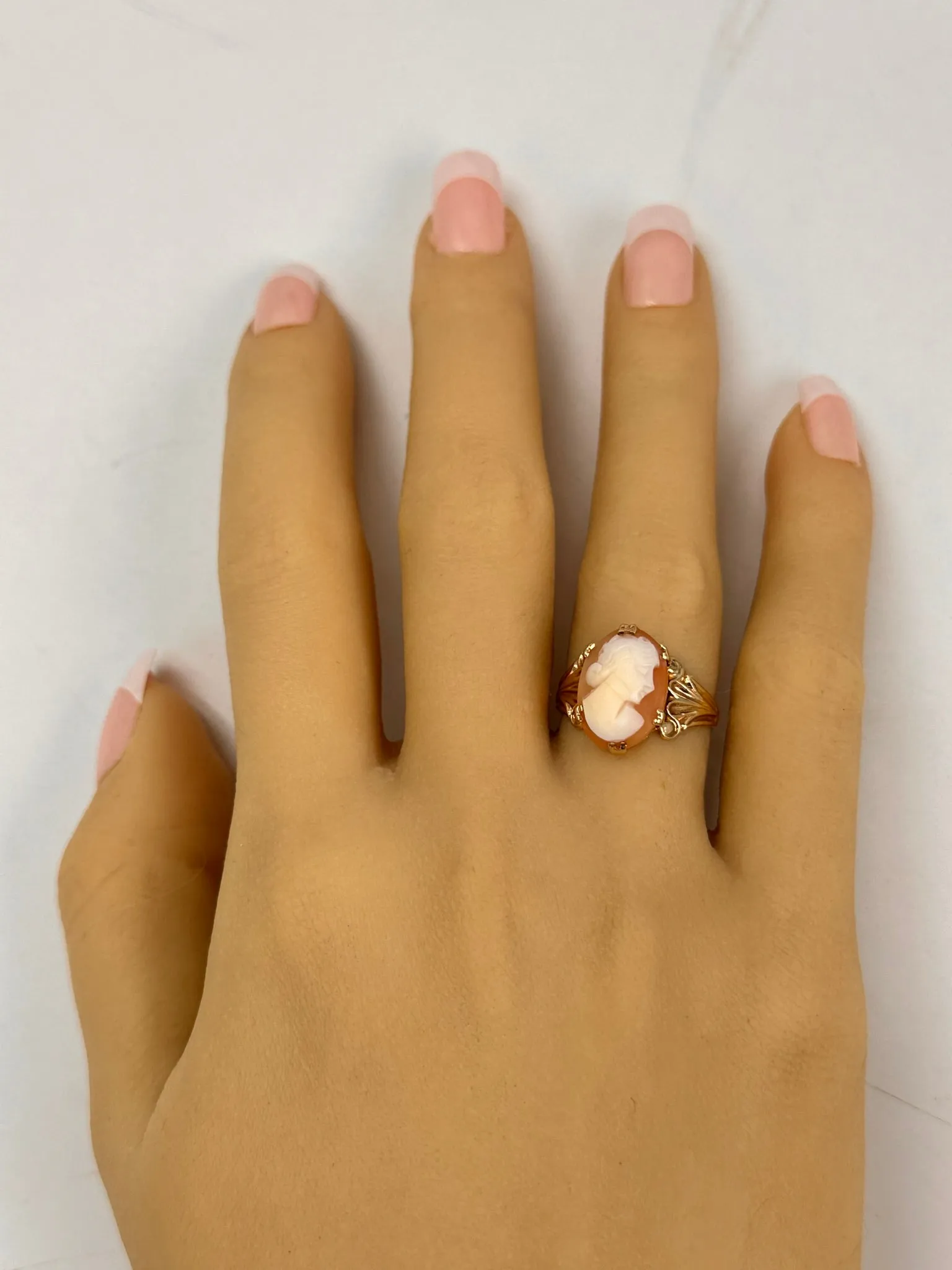 Timeless 9ct Yellow Gold Cameo Ring - A Touch of Vintage Elegance